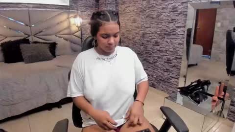 Snapshot of bellybigboobs chatting on November 6, 2025, 4:52 pm Belly online show from November 6, 2025, 4:52 pm