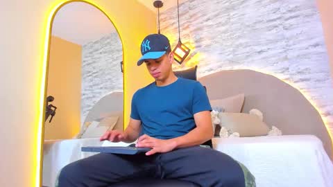 BENJAMIN online show from November 19, 2025, 1:33 pm