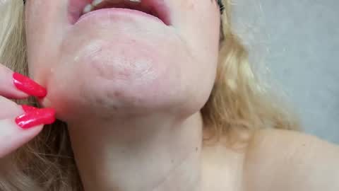 Snapshot of best__angelica chatting on February 13, 2025, 6:48 pm best__angelica online show from February 13, 2025, 6:48 pm