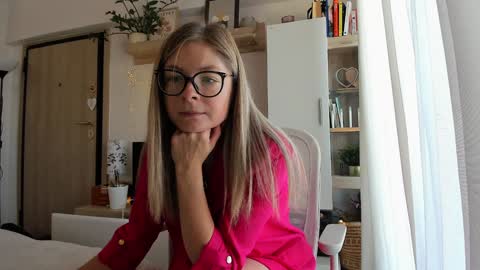 Vicky   online show from October 14, 2025, 7:09 am