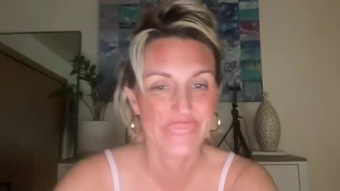 Snapshot of betterconvobesttime chatting on November 25, 2025, 12:43 am Best Time and Even better Convo online show from November 25, 2025, 12:43 am