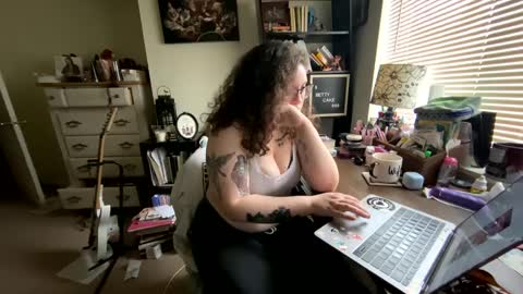 Snapshot of bettycake666 chatting on December 19, 2024, 6:12 pm Betty Cake online show from December 19, 2024, 6:12 pm