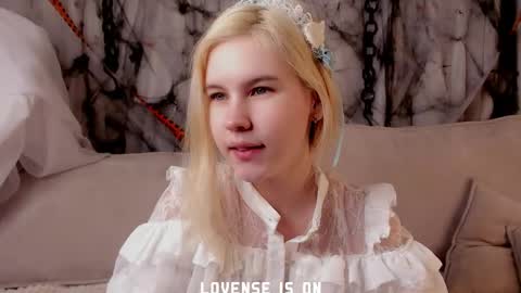 Eliz online show from November 6, 2025, 2:01 am