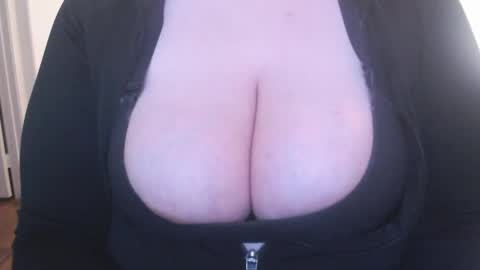 Snapshot of bigbittiesandfun chatting on January 20, 2025, 2:11 am bigbittiesandfun online show from January 20, 2025, 2:11 am