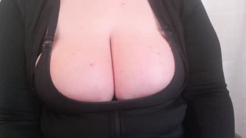 Snapshot of bigbittiesandfun chatting on February 4, 2025, 9:10 pm bigbittiesandfun online show from February 4, 2025, 9:10 pm