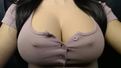 Snapshot of bigboobs_ivy chatting on October 15, 2025, 7:14 pm Ivy online show from October 15, 2025, 7:14 pm