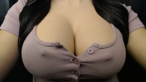 Snapshot of bigboobs_ivy chatting on October 16, 2025, 9:38 pm Ivy online show from October 16, 2025, 9:38 pm