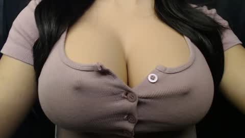 Snapshot of bigboobs_ivy chatting on October 17, 2025, 6:43 pm Ivy online show from October 17, 2025, 6:43 pm