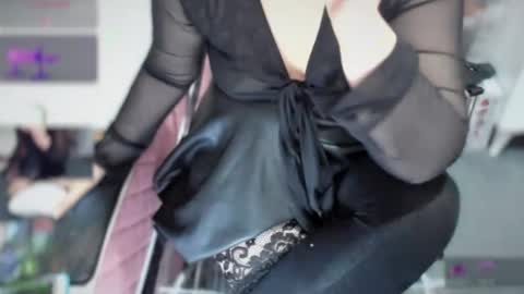 bisex woman online show from November 17, 2025, 8:14 pm