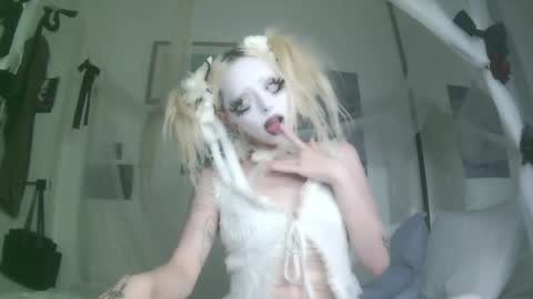 Snapshot of bl0odsyring3 chatting on October 9, 2025, 7:12 pm vampire fang online show from October 9, 2025, 7:12 pm