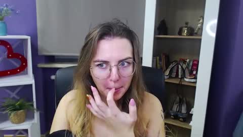 Z O E Y online show from December 12, 2024, 5:31 am