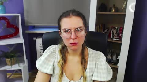 Z O E Y online show from December 16, 2024, 9:03 am