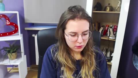 Z O E Y online show from December 22, 2024, 7:44 am