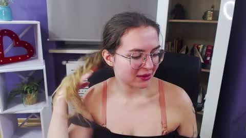 Z O E Y online show from January 28, 2025, 5:43 am