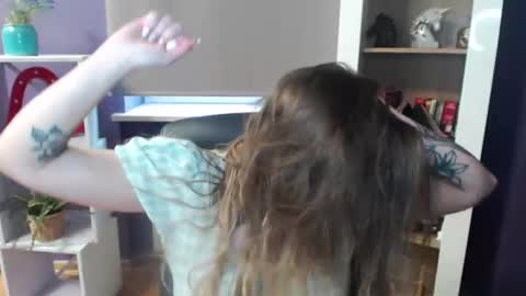 Z O E Y online show from February 19, 2025, 8:55 am