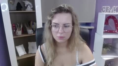 Z O E Y online show from September 11, 2025, 4:23 am