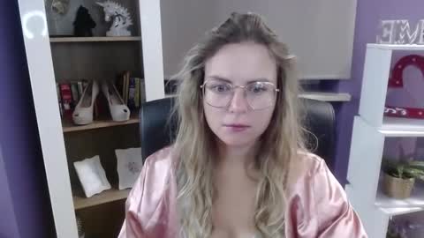 Z O E Y online show from September 26, 2025, 4:27 am