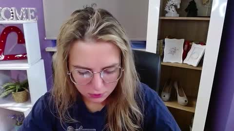 Z O E Y online show from October 29, 2025, 5:42 am