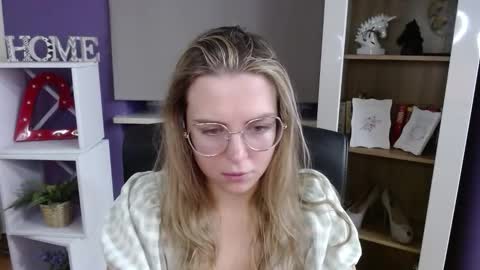 Z O E Y online show from November 6, 2025, 5:41 am