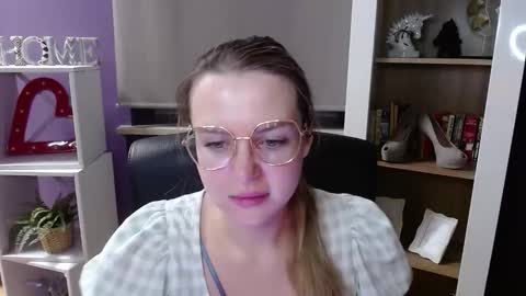 Z O E Y online show from November 28, 2025, 5:32 am