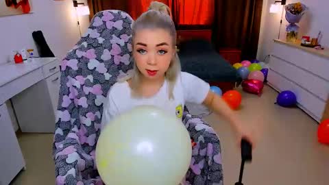 Snapshot of blinkofeyess chatting on February 12, 2025, 7:55 am Nicole online show from February 12, 2025, 7:55 am