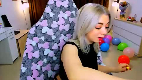 Snapshot of blinkofeyess chatting on February 12, 2025, 2:43 pm Nicole online show from February 12, 2025, 2:43 pm