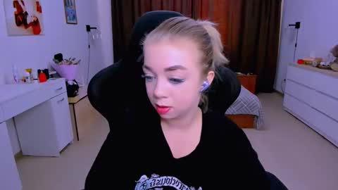 Snapshot of blinkofeyess chatting on September 25, 2025, 12:20 pm Nicole online show from September 25, 2025, 12:20 pm