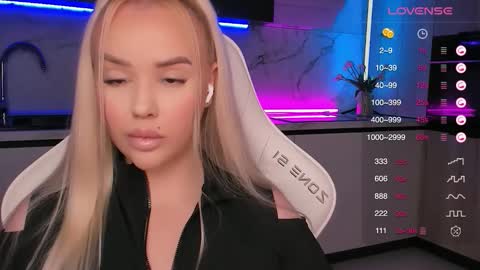 Lana online show from September 9, 2025, 2:22 am