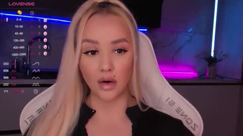 Lana online show from October 5, 2025, 5:50 am