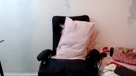 blonde_squirt_ online show from December 28, 2024, 11:16 pm