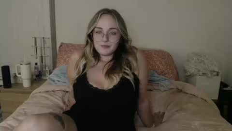 Snapshot of blondeandbent chatting on October 10, 2025, 1:48 am Your Big Titty Baby online show from October 10, 2025, 1:48 am