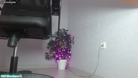 Im Di. I smell naked even when Im dressed. online show from December 14, 2024, 4:09 pm