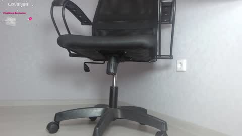 Im Di. I smell naked even when Im dressed. online show from January 21, 2025, 12:29 pm