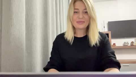 Snapshot of blondie_xoxoxo chatting on September 9, 2025, 5:51 am blondie_xoxoxo online show from September 9, 2025, 5:51 am