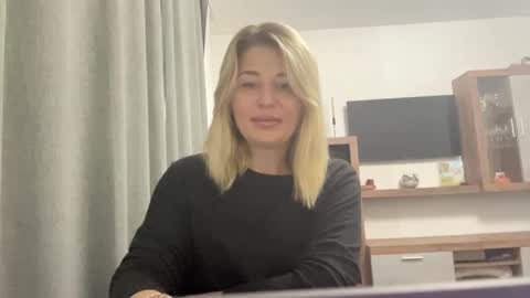 Snapshot of blondie_xoxoxo chatting on September 10, 2025, 6:35 am blondie_xoxoxo online show from September 10, 2025, 6:35 am