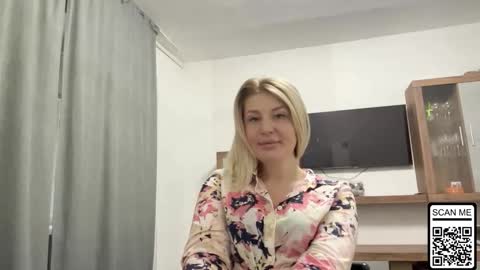 Snapshot of blondie_xoxoxo chatting on October 8, 2025, 6:11 am blondie_xoxoxo online show from October 8, 2025, 6:11 am