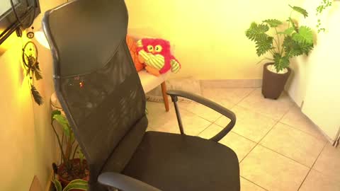 Snapshot of bluemysticlady chatting on December 29, 2024, 8:33 am FLORAA online show from December 29, 2024, 8:33 am