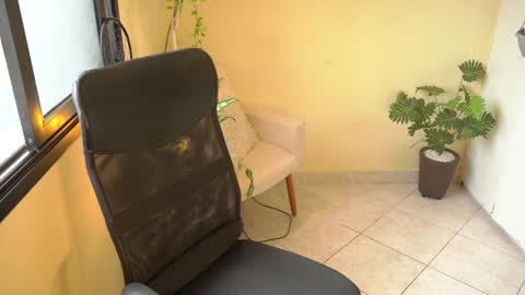 Snapshot of bluemysticlady chatting on January 28, 2025, 11:28 am FLORAA online show from January 28, 2025, 11:28 am