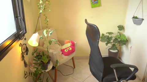 Snapshot of bluemysticlady chatting on February 13, 2025, 1:37 pm FLORAA online show from February 13, 2025, 1:37 pm