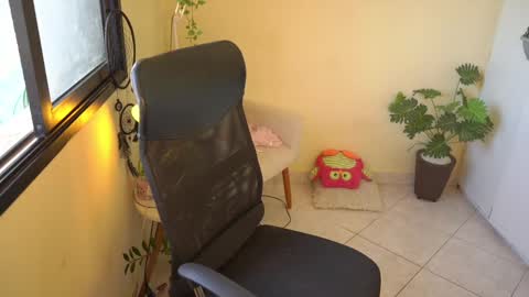 Snapshot of bluemysticlady chatting on February 27, 2025, 1:38 pm FLORAA online show from February 27, 2025, 1:38 pm
