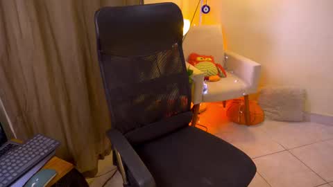Snapshot of bluemysticlady chatting on October 7, 2025, 3:53 pm FLORAA online show from October 7, 2025, 3:53 pm