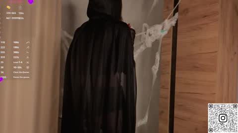 Snapshot of blushinbloom chatting on October 31, 2025, 6:25 am Dolores online show from October 31, 2025, 6:25 am