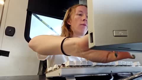 MamaMorgan online show from November 18, 2025, 5:39 pm