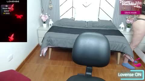 Snapshot of bom_bomx chatting on October 6, 2025, 11:46 pm Paris online show from October 6, 2025, 11:46 pm