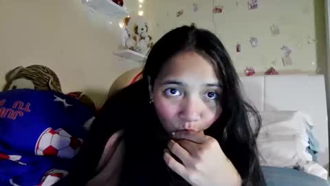 Snapshot of bombon_205661 chatting on October 17, 2025, 8:33 pm Melanie online show from October 17, 2025, 8:33 pm