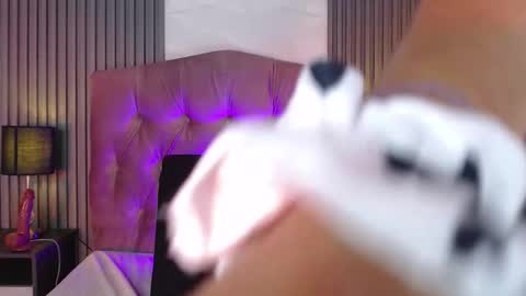 bonnali_lune online show from October 21, 2025, 11:05 pm