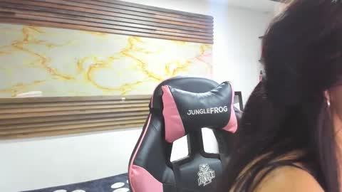 Snapshot of bonnie_bu chatting on October 28, 2025, 7:05 pm becky online show from October 28, 2025, 7:05 pm