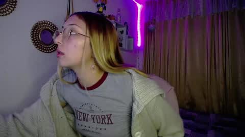 Snapshot of bonny_clyde_xx_ chatting on December 10, 2024, 7:58 am Soffy Brooks Independent model online show from December 10, 2024, 7:58 am