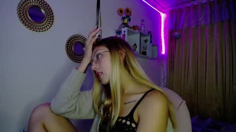 Snapshot of bonny_clyde_xx_ chatting on December 11, 2024, 5:32 am Soffy Brooks Independent model online show from December 11, 2024, 5:32 am