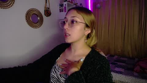 Snapshot of bonny_clyde_xx_ chatting on December 14, 2024, 5:51 am Soffy Brooks Independent model online show from December 14, 2024, 5:51 am